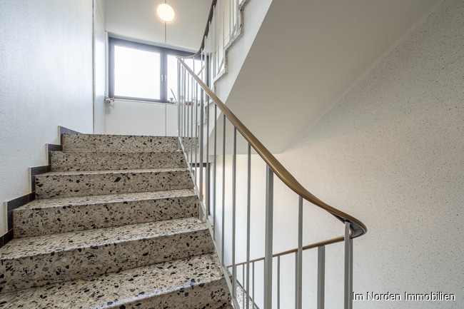 Freie Eigentumswohnung mit 3 Zimmern und Balkon in guter Lage von Lübeck - Treppenhaus