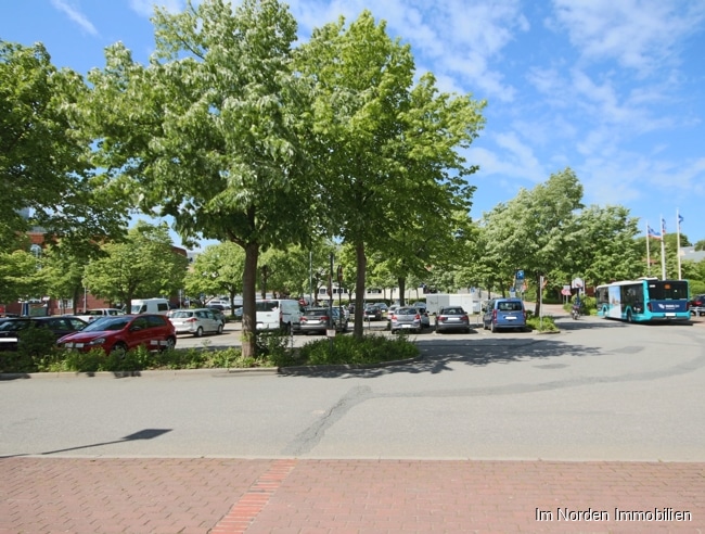 Büro- / Praxisfläche in direkter Innenstadtlage von Eutin zu mieten - Blick auf den Parkplatz Am Stadtgraben