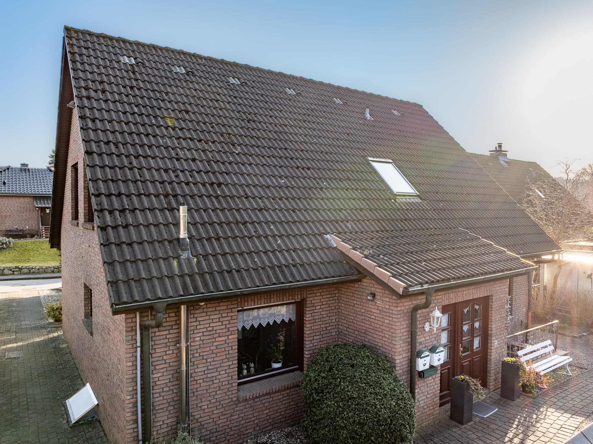 Hauseingangsseite - Einfamilienhaus mit Einliegerwohnung in Malente-Krummsee