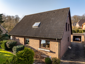 Einfamilienhaus mit Einliegerwohnung in Malente-Krummsee, 23714 Malente / Krummsee, Einfamilienhaus