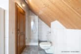 Großzügiges Einfamilienhaus in idyllischer Lage in der Gemeinde Malente - Badezimmer im Dachgeschoss