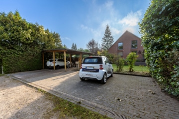 Carport, Stellplätze - Großes Einfamilienhaus in Eutin-Sielbeck in Kellerseenähe