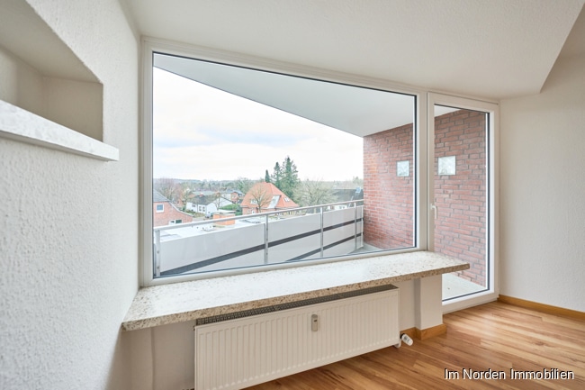 Freie Ein-Zimmer-Eigentumswohnung mit Balkon in Malente - Blick zum Balkon
