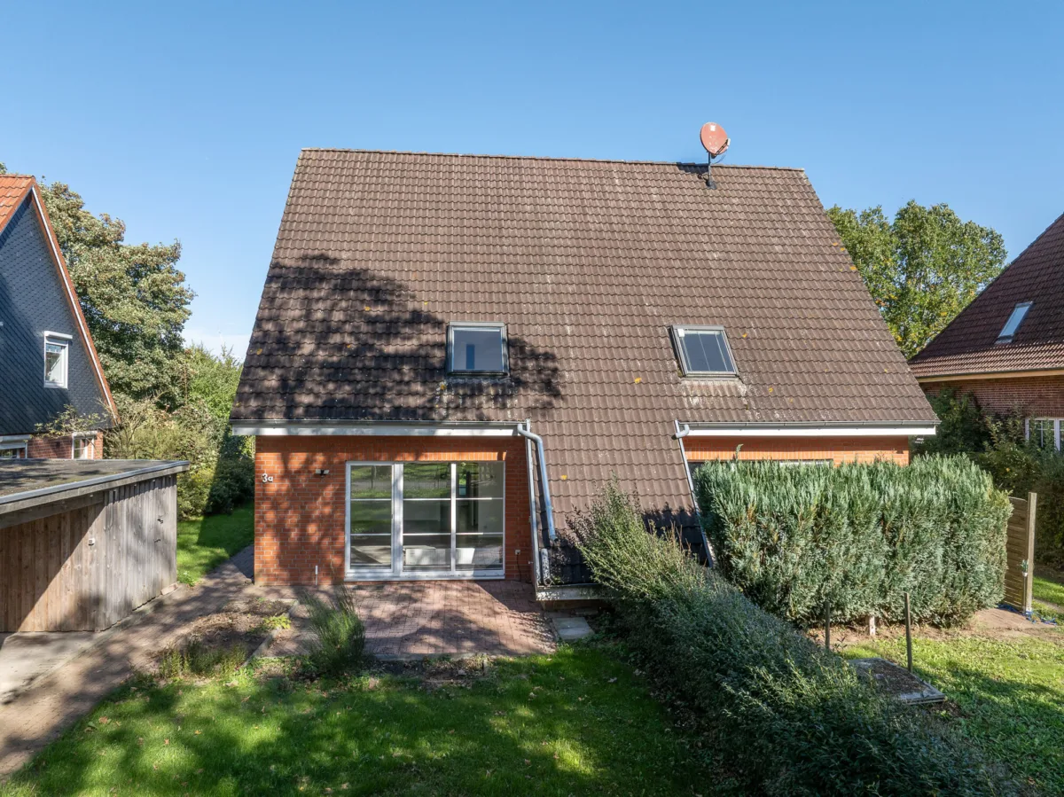 Blick auf die Haushälften mit Terrassen