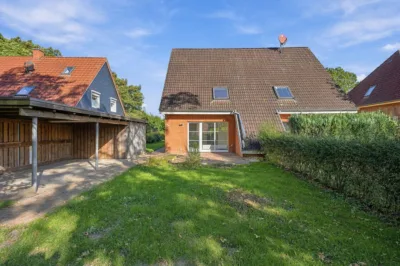 Blick auf die freie Haushälfte Nr. 3a mit Garage / Unterstand