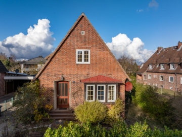 Direkter Blick Frontfassade - Kleines Wohnhaus auf sonnigem Grundstück in Eutin