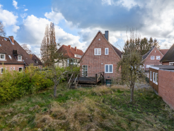 Blick vom Garten zum Haus - Kleines Wohnhaus auf sonnigem Grundstück in Eutin