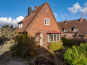 Vorderansicht des Backsteinhauses - Kleines Wohnhaus auf sonnigem Grundstück in Eutin