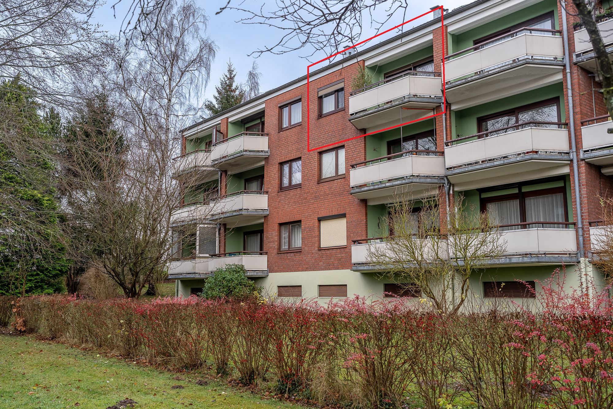 Hausansicht von der Saatziger Straße - 2-Zimmer-Eigentumswohnung inkl. Loggia und Tiefgaragenstellplatz in Eutin