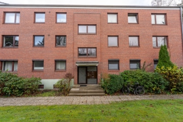 Blick auf den Hauseingang - 2-Zimmer-Eigentumswohnung inkl. Loggia und Tiefgaragenstellplatz in Eutin