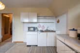 Sanierungsbedürftiges Einfamilienhaus mit Potenzial in Eutin / Neudorf - Zimmer mit Pantryküche im Dachgeschoss