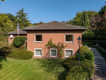 Blick von der Zuwegung - Großes Wohnhaus mit 2 Wohnungen auf schönem Grundstück in Eutin OT Fissau