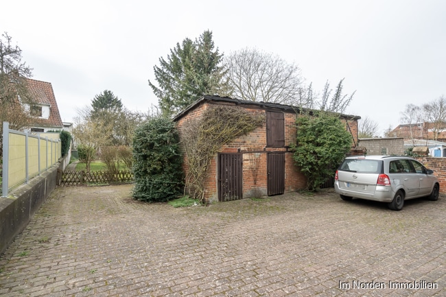 Sanierungsbedürftiges Wohnhaus mit Gewerbefläche in Eutin - Zuwegung zum Garten und zum Carport