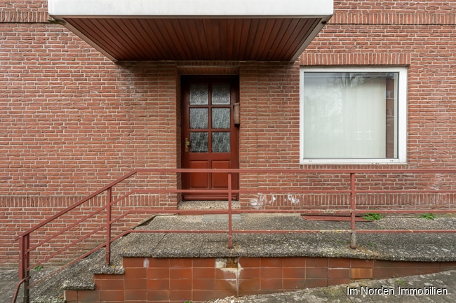 Sanierungsbedürftiges Wohnhaus mit Gewerbefläche in Eutin - Hauseingang zur Wohnung