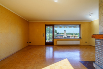 Wohnzimmer mit Zugang auf die Terrasse - Großzügiges Ein-Zweifamilienhaus in Feldrandlage in Süsel / Gothendorf