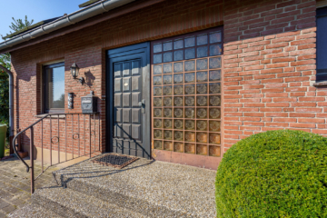 Hauseingangstür - Großzügiges Ein-Zweifamilienhaus in Feldrandlage in Süsel / Gothendorf
