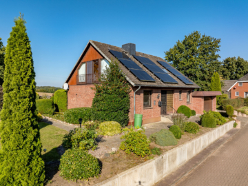 Aussenansicht von der Straße - Großzügiges Ein-Zweifamilienhaus in Feldrandlage in Süsel / Gothendorf