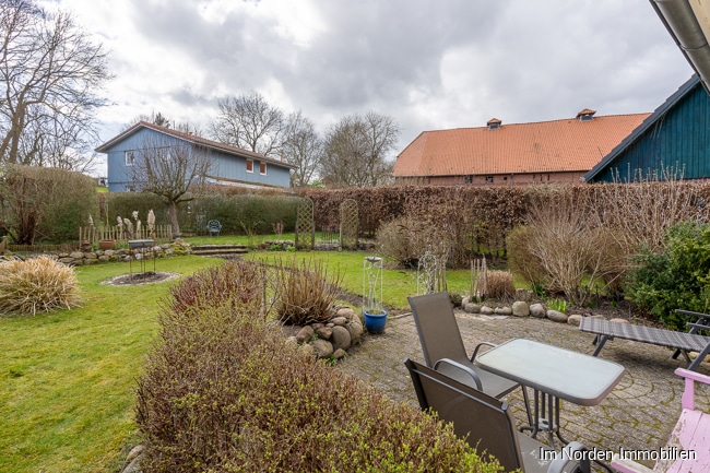 Gepflegte Doppelhaushälfte in Eutin-Fissau mit schönem Garten - Blick auf die Terrasse und den Garten