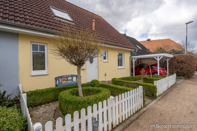 Gepflegte Doppelhaushälfte in Eutin-Fissau mit schönem Garten - Hausansicht von der Straße