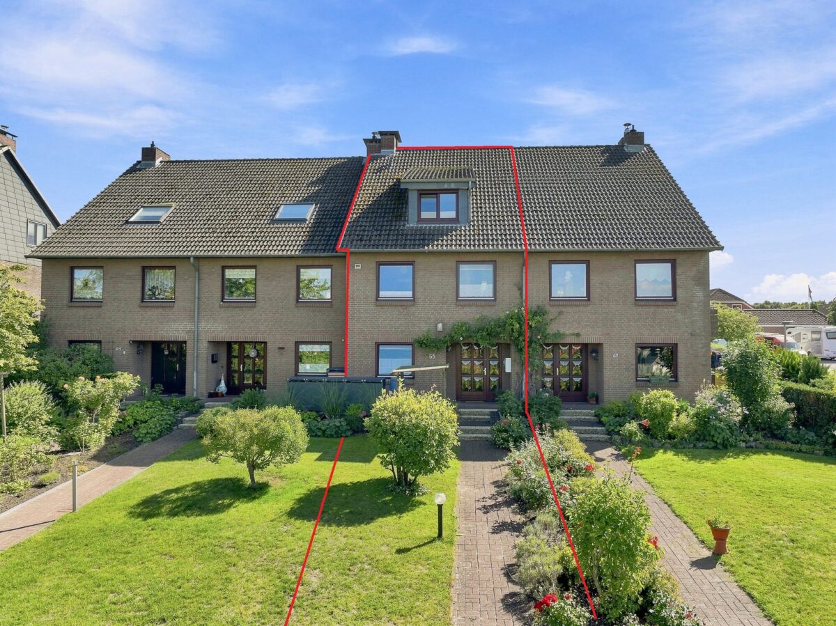 Blick auf das Reihenmittelhaus und den Vorgarten