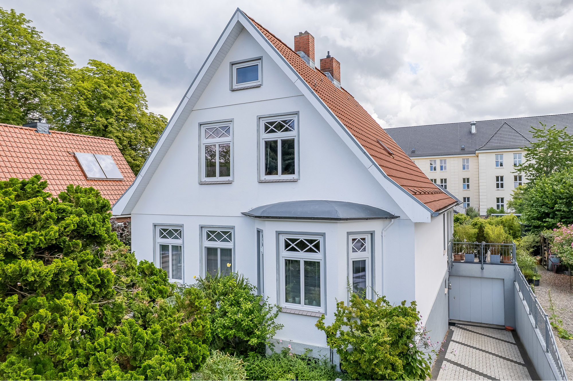 Haus von der Straßenseite - Stilvolles Stadthaus mit Geschichte und Potenzial
