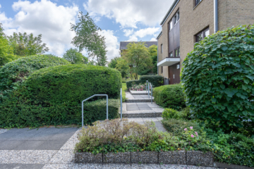 Zuwegung zum Hauseingang - Freie 3-Zimmer-Eigentumswohnung mit Loggia und Garage in Eutin
