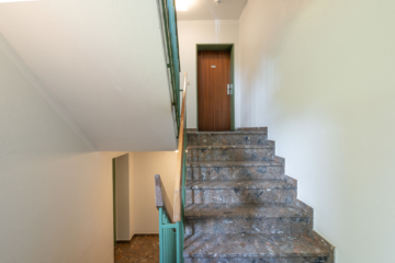 Treppenhaus - Freie 3-Zimmer-Eigentumswohnung mit Loggia und Garage in Eutin