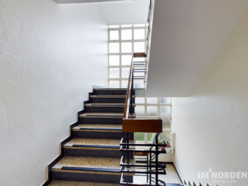 Treppenaufgang - 1-Zimmer-Wohnung mit Balkon in guter Lage von Eutin zu mieten