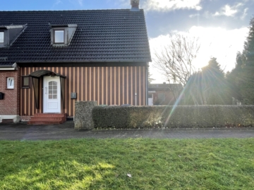 Hausansicht - Doppelhaushälfte mit Garten und Garage in Ascheberg / Holstein zu mieten