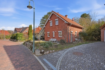 seitliche Strassenansciht - Einfamilienhaus mit Vollkeller in Seenähe von Plön-Stadtheide