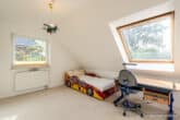 Gepflegtes und komfortables Einfamilienhaus mit sonnigem Garten - Zimmer 12,1 m² im Dachgeschoss