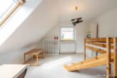 Gepflegtes und komfortables Einfamilienhaus mit sonnigem Garten - Zimmer 13,6 m² im Dachgeschoss