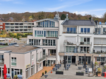 Ansicht vom Meer - Aussergewöhnliche Maisonette-Wohnung in erster Strandreihe – ca. 158 m² Wohn- & Nutzfläche mit Ostseeblick