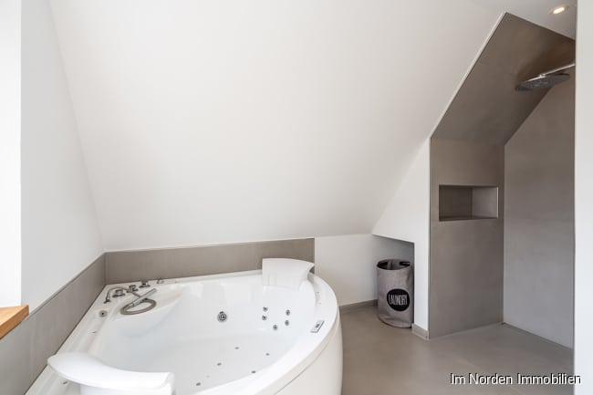 Attraktives Einfamilienhaus in Neversfelde in der Holsteinischen Schweiz - Badezimmer im Dachgeschoss
