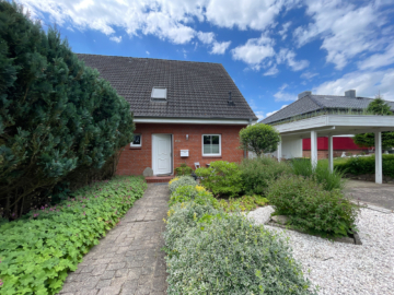 Blick auf den Hauseingang und das Carport