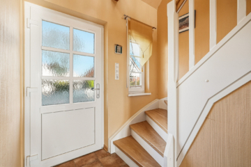 Eingangsbereich, Treppe ins Dachgeschoss - Großzügiges Einfamilienhaus mit Gartenidylle und Strandnähe im Ostseebad Kellenhusen