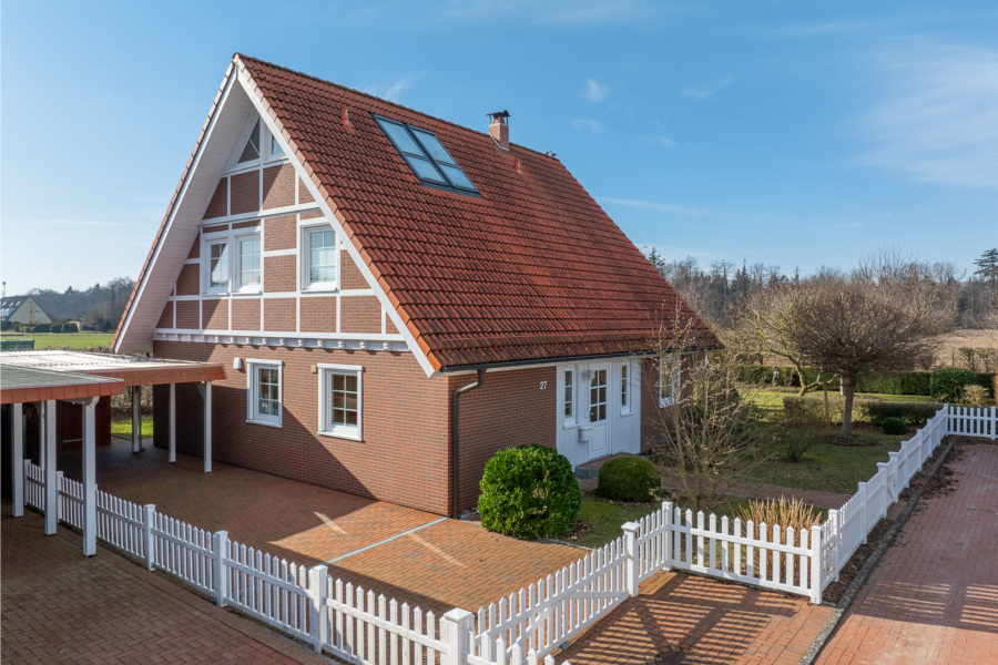Ansicht von der Privatstrasse