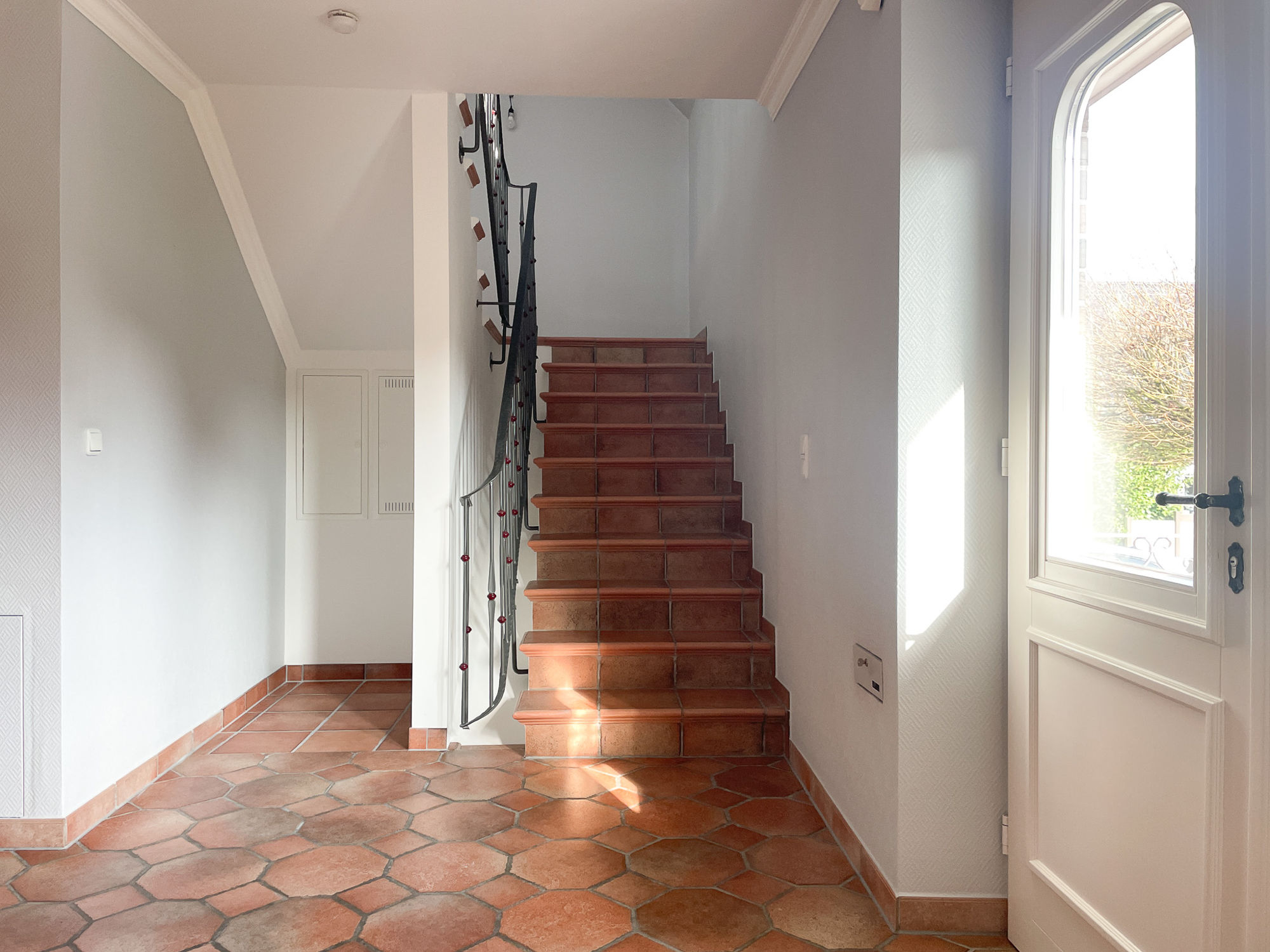Diele mit Treppe in das Dachgeschoss - Großzügige 4-Zimmer-Wohnung mit Terrasse in Ahrensbök zu mieten
