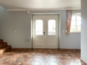 Wohnungseingang mit Diele - Großzügige 4-Zimmer-Wohnung mit Terrasse in Ahrensbök zu mieten