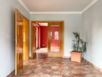 Diele mit Blick zur Küche und zum Wohnzimmer - Großzügige 4-Zimmer-Wohnung mit Terrasse in Ahrensbök zu mieten