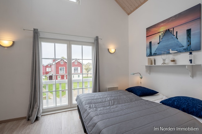 Ferienhaus in direkter Ostseelage - Schlafzimmer mit Blick zur Ostsee