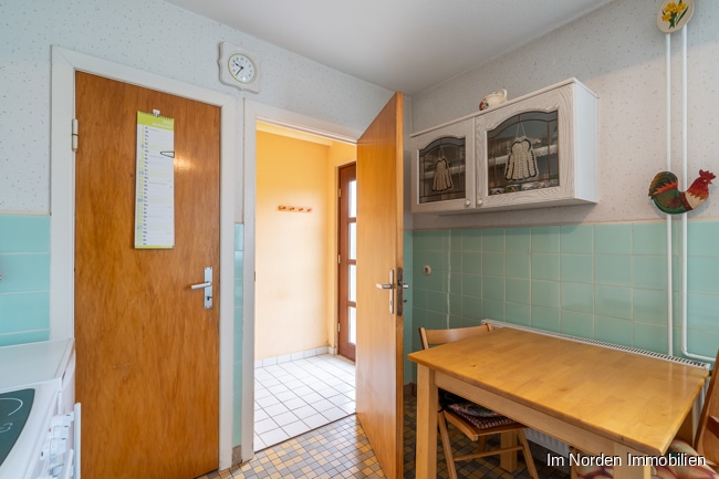 Gepflegtes Einfamilienhaus mit zwei Wohneinheiten in Bosau / OT Klenzau - Blick von der Küche zum hinteren Ausgang