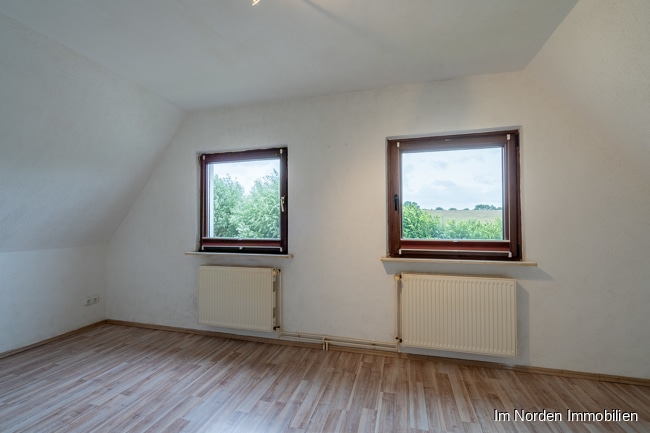 Gepflegtes Einfamilienhaus mit zwei Wohneinheiten in Bosau / OT Klenzau - Zimmer ca. 13,8 m² im Dachgeschoss