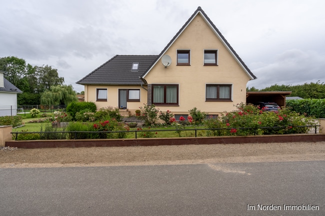 Gepflegtes Einfamilienhaus mit zwei Wohneinheiten in Bosau / OT Klenzau - Hausansicht vom Lindenweg