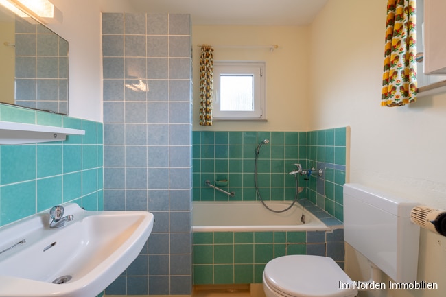 Gepflegtes Einfamilienhaus mit zwei Wohneinheiten in Bosau / OT Klenzau - Badezimmer