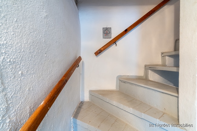 Gepflegtes Einfamilienhaus mit zwei Wohneinheiten in Bosau / OT Klenzau - Treppe ins Kellergeschoss