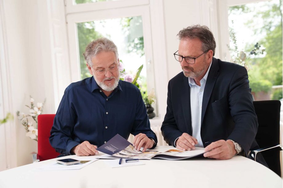 Herr Rupprecht und Herr Simon bei einer Besprechung im Büro.
