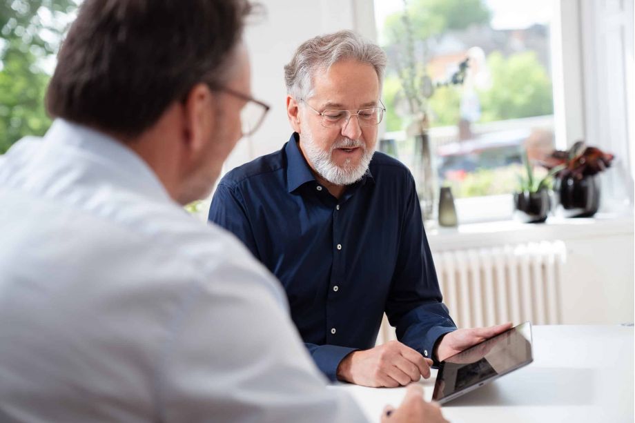 Gespräch mit Frau Hoffmann und Herrn Simon im Büro.